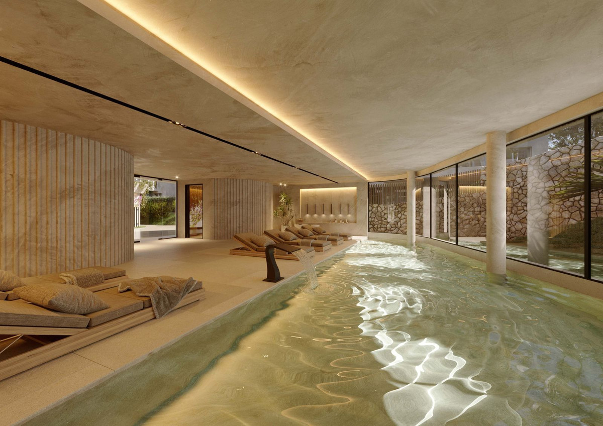 Binnenzwembad met ligstoelen in The Palms resort