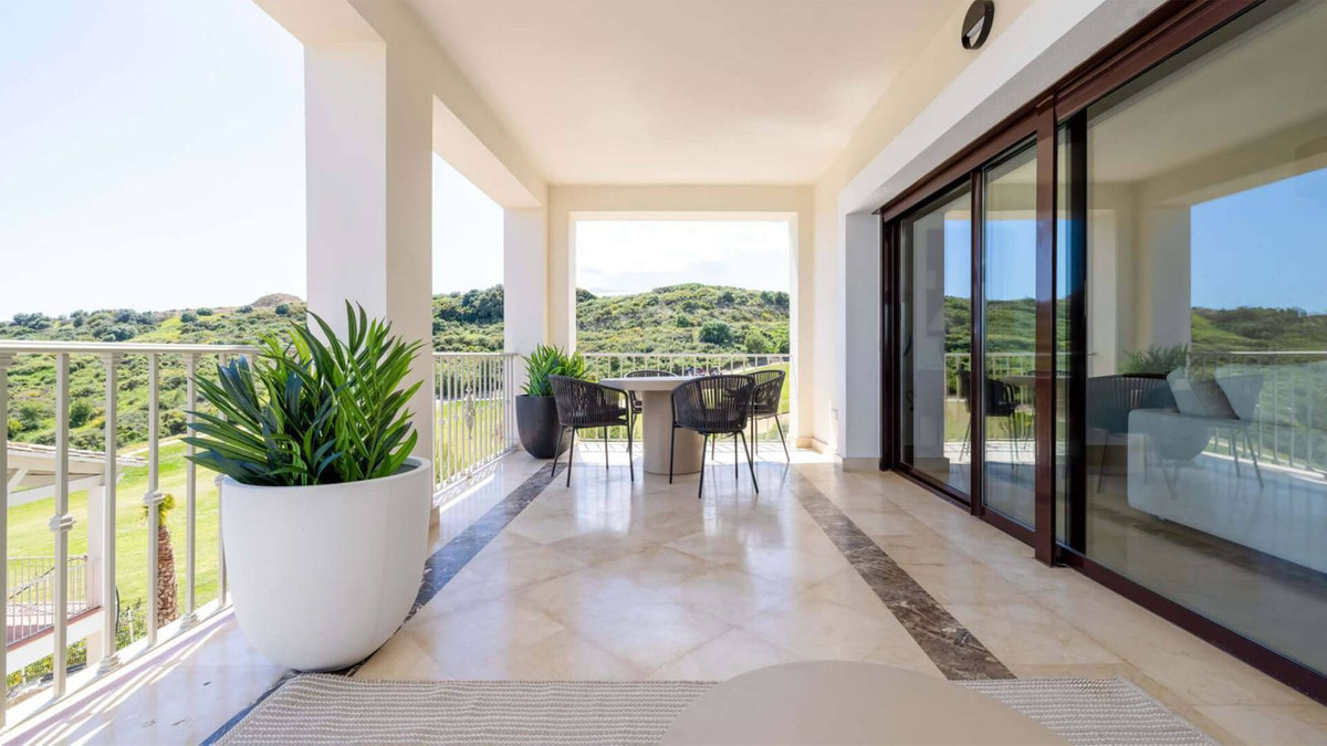 Ruim terras met uitzicht in Altoasis Residences