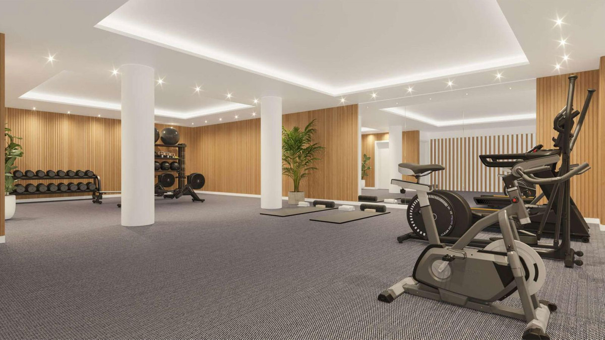 Moderne fitnessruimte in Altoasis Residences met cardio- en gewichtstrainingsapparatuur.