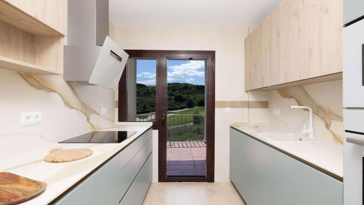 Moderne keuken met uitzicht op de golfbaan