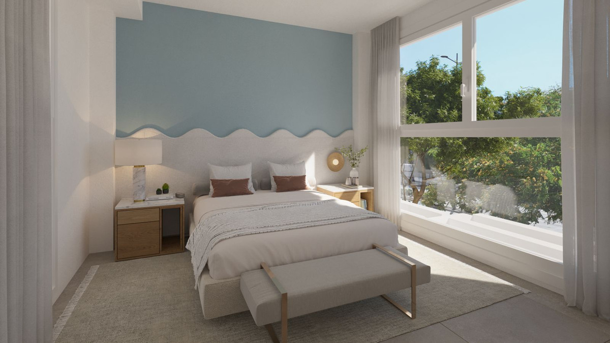 Slaapkamer interieur met bed en raam bij Anna de Estepona