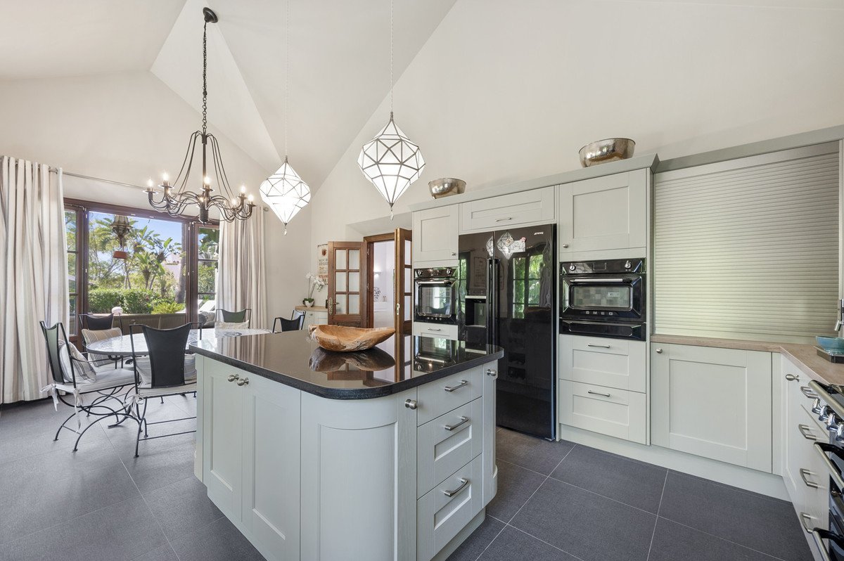 4 Bed Detached Villa in Estepona in Estepona, Detached Villa