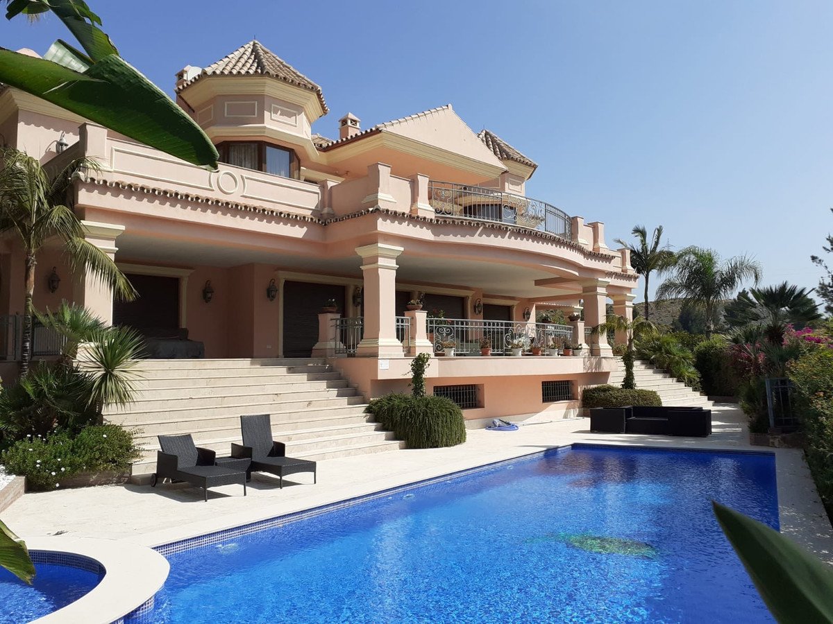 4 Bed Detached Villa in Estepona