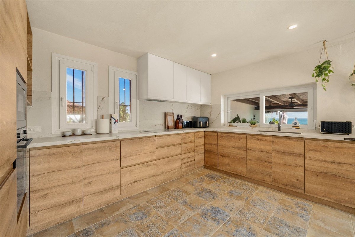 4 Bed Semi-Detached House in Estepona in Estepona, Semi-Detached House
