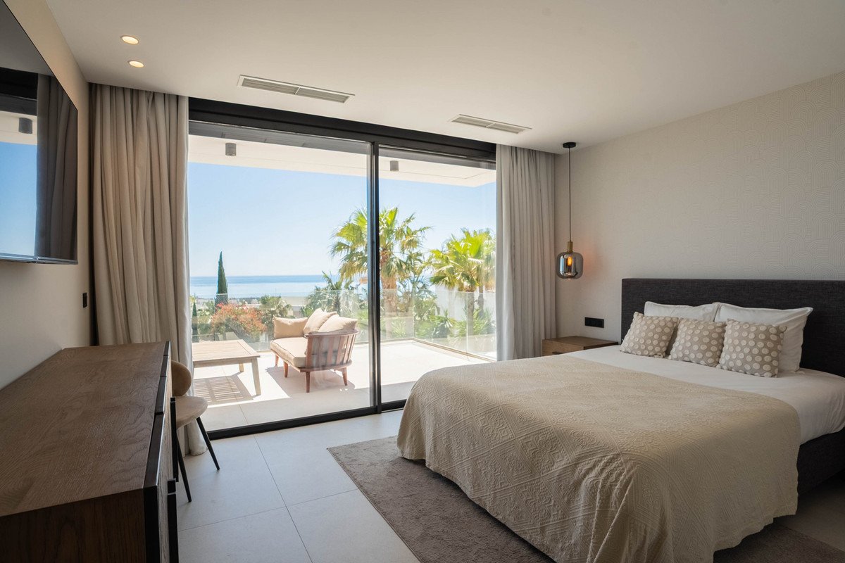 9 Bed Detached Villa in Estepona in Estepona — Detached Villa