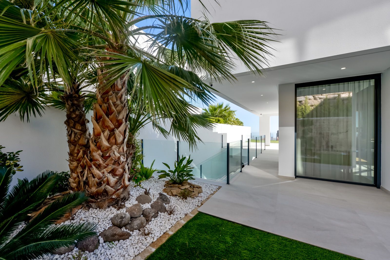 Moderne villa-exterieur met palmbomen en minimalistisch ontwerp