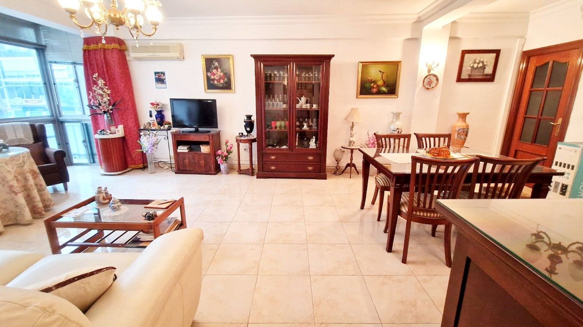 2 Bed شقة في الطابق الأوسط in Fuengirola في Fuengirola, شقة