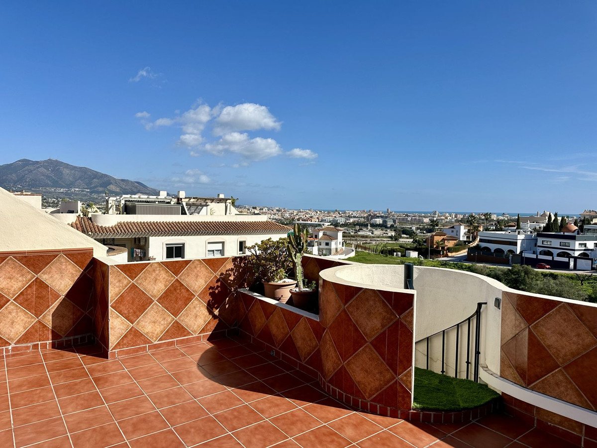2 Bed Top Floor Apartment in Cerros del Aguila