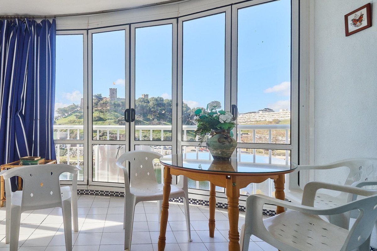 3 Bed شقة في الطابق الأوسط in Fuengirola في Fuengirola, شقة