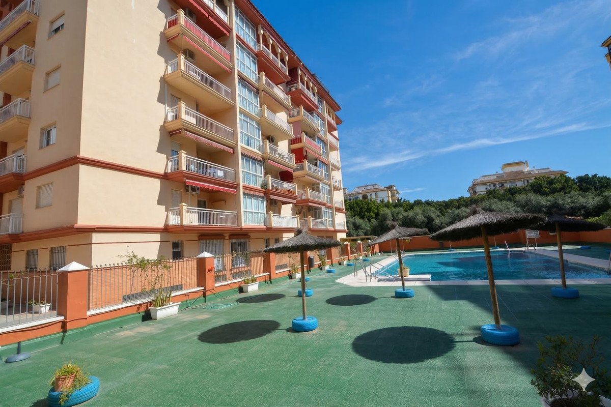 3 Bed شقة في الطابق الأوسط in Fuengirola في Fuengirola, شقة
