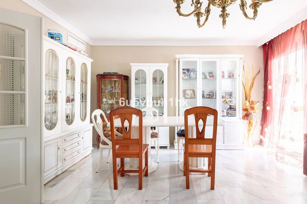 3 Bed شقة في الطابق الأوسط in Fuengirola في Fuengirola, شقة