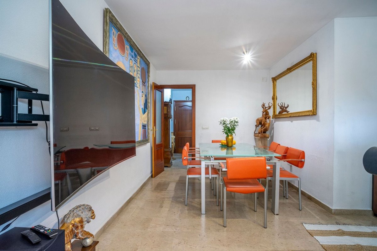 3 Bed شقة في الطابق الأوسط in Fuengirola في Fuengirola, شقة