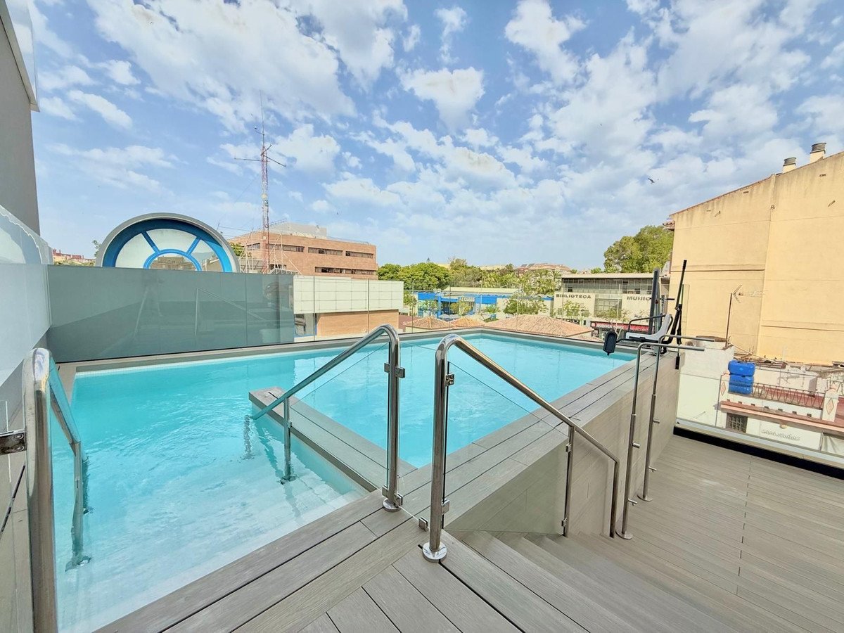 3 Bed شقة في الطابق الأوسط in Fuengirola في Fuengirola, شقة