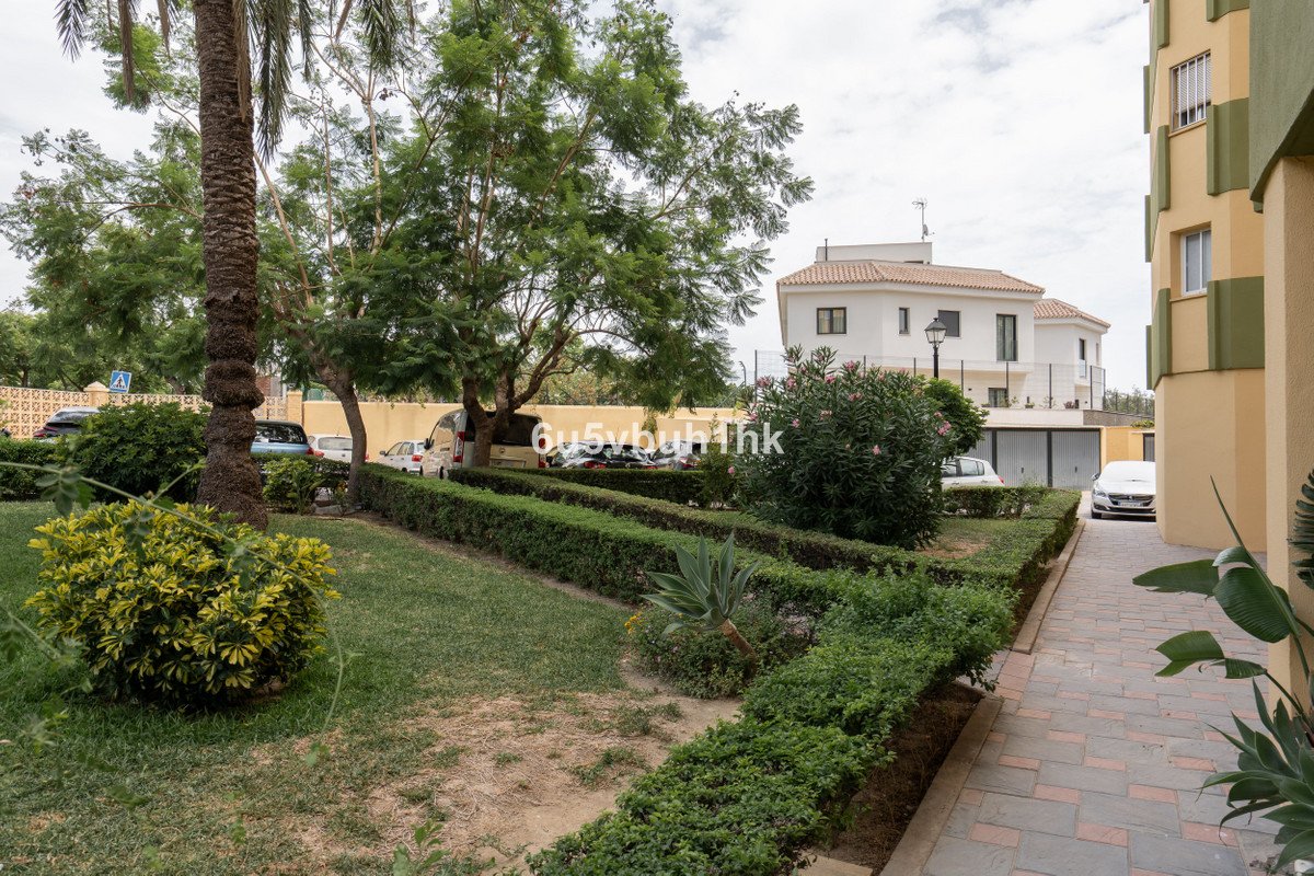 2 Bed Byt ve středním patře in Fuengirola v Fuengirola, 