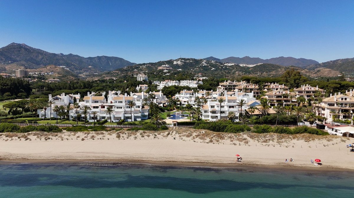 2 Bed شقة في الطابق الأرضي in Los Monteros في Los Monteros, شقة