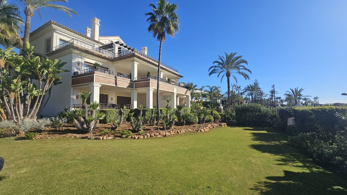 3 Bed شقة في الطابق الأرضي in Los Monteros في Los Monteros, شقة