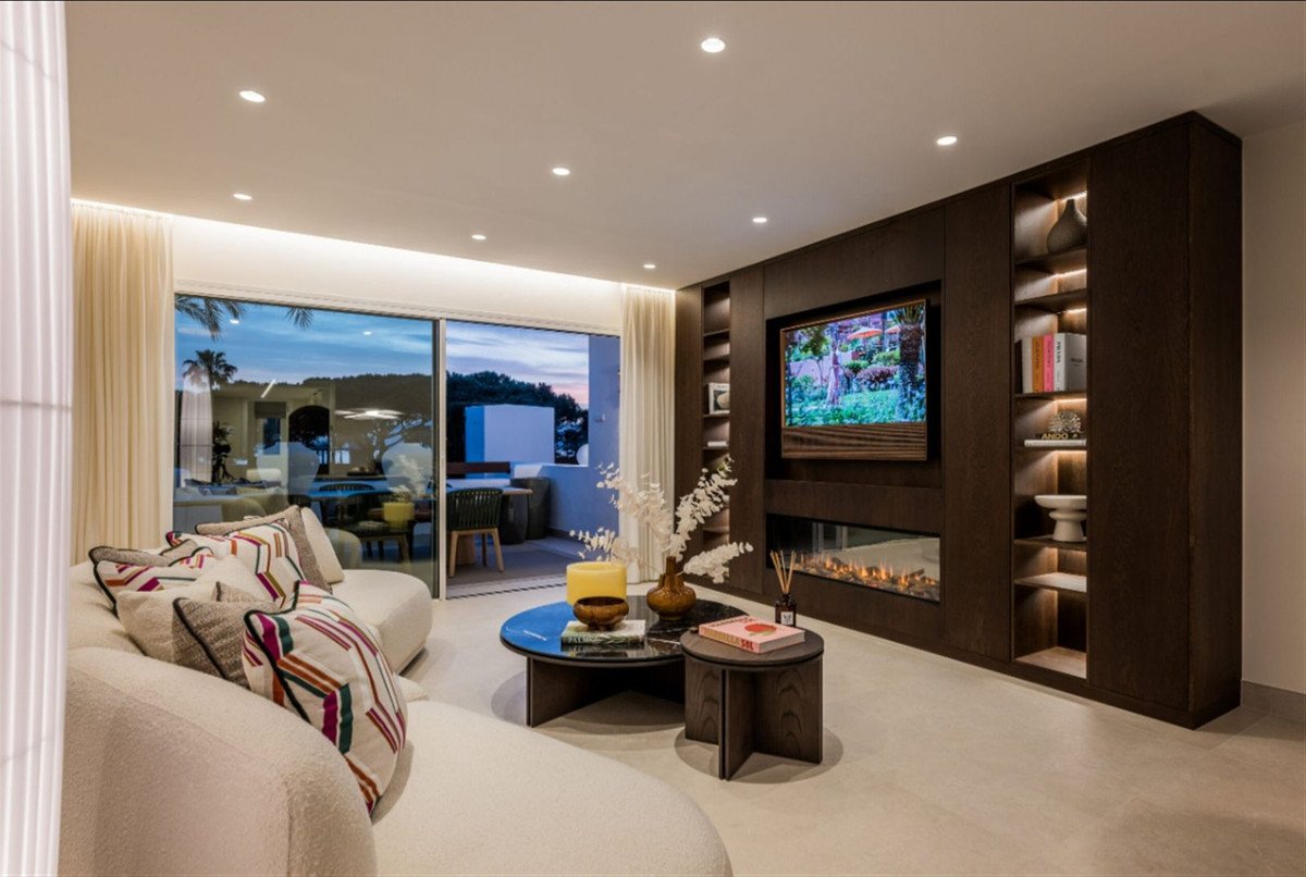 3 Bed Middle Floor Apartment in Los Monteros in Los Monteros, 