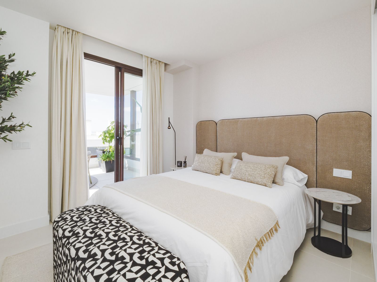 Moderne slaapkamer met toegang tot het balkon