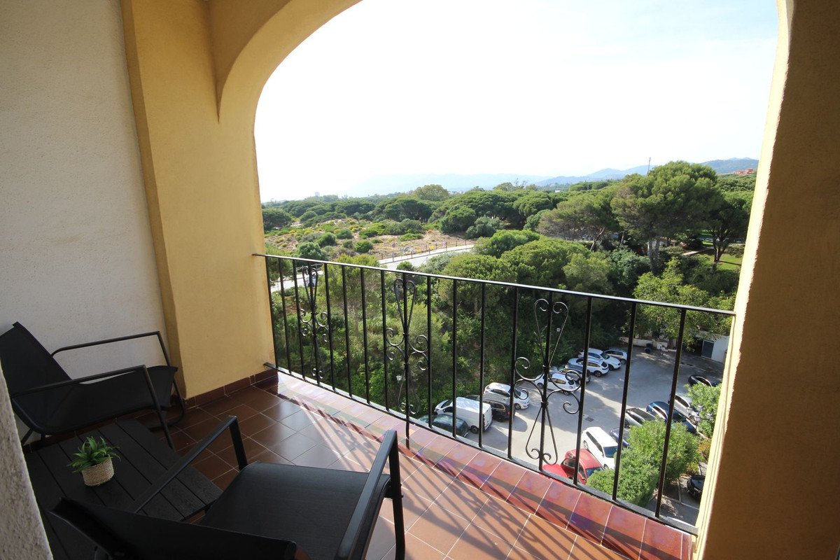 1 Bed شقة في الطابق الأوسط in Puerto de Cabopino في Puerto de Cabopino, شقة