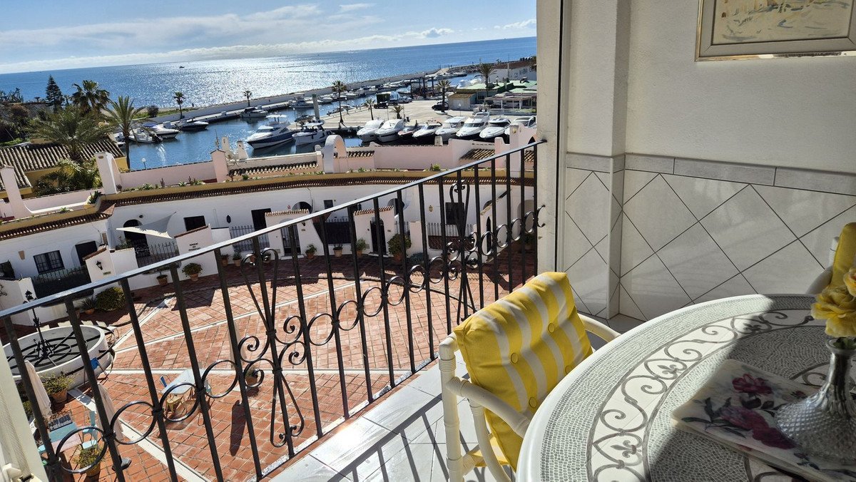 1 Bed Bovenste Verdieping Appartement in Puerto de Cabopino in Puerto de Cabopino, 