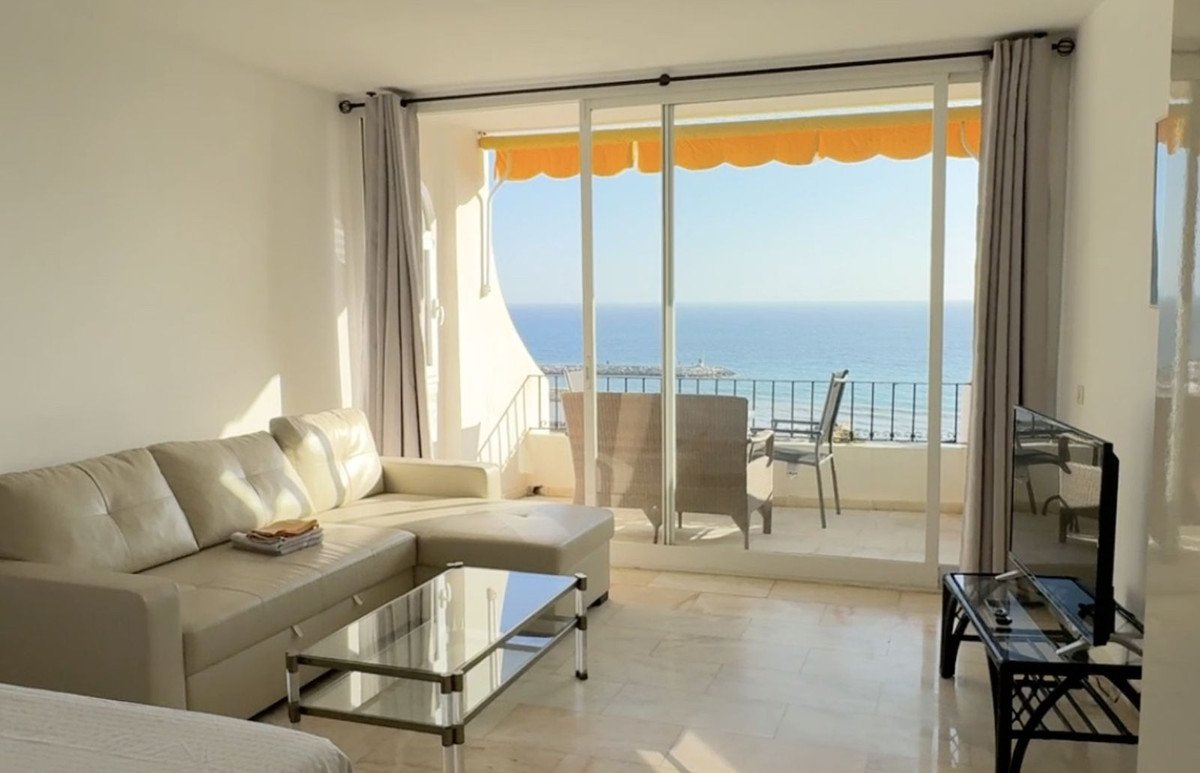2 Bed شقة في الطابق الأوسط in Puerto de Cabopino في Puerto de Cabopino, شقة