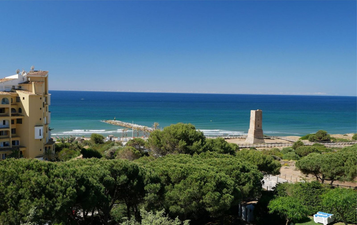 2 Bed شقة في الطابق الأوسط in Puerto de Cabopino في Puerto de Cabopino, شقة