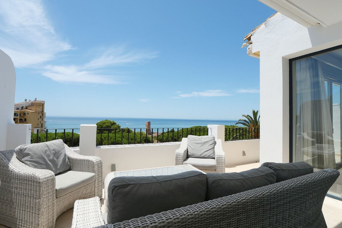 2 Bed Top Floor Apartment in Puerto de Cabopino in Puerto de Cabopino, Apartment