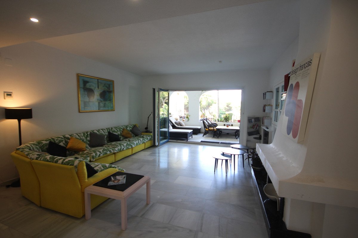 3 Bed شقة في الطابق الأوسط in Puerto de Cabopino في Puerto de Cabopino, شقة