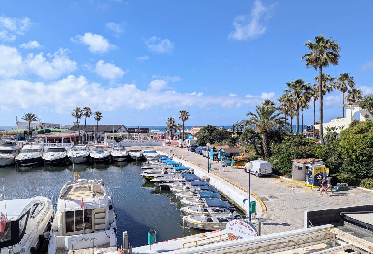 2 Bed بنتهاوس in Puerto de Cabopino في Puerto de Cabopino, بنت هاوس على الواجهة البحرية