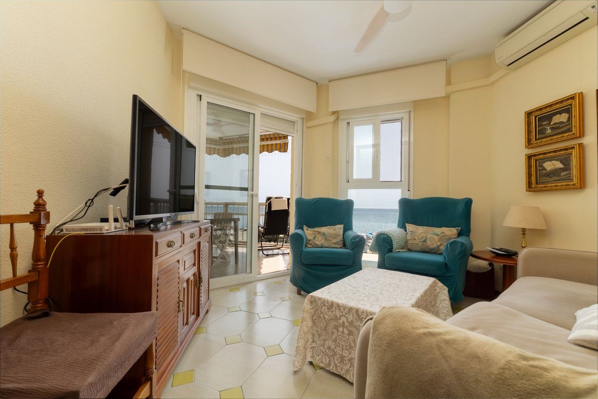1 Bed شقة في الطابق الأوسط in Fuengirola في Fuengirola, 