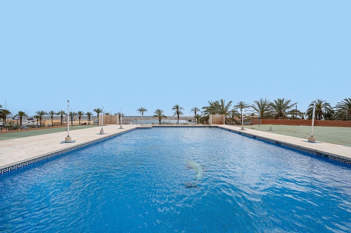1 Bed شقة في الطابق الأوسط in Fuengirola في Fuengirola, 