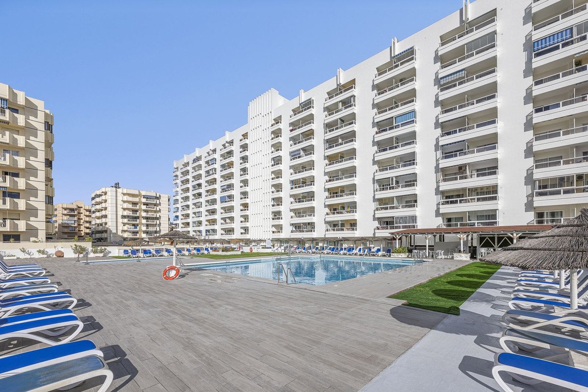 1 Bed شقة في الطابق الأوسط in Fuengirola في Fuengirola, 