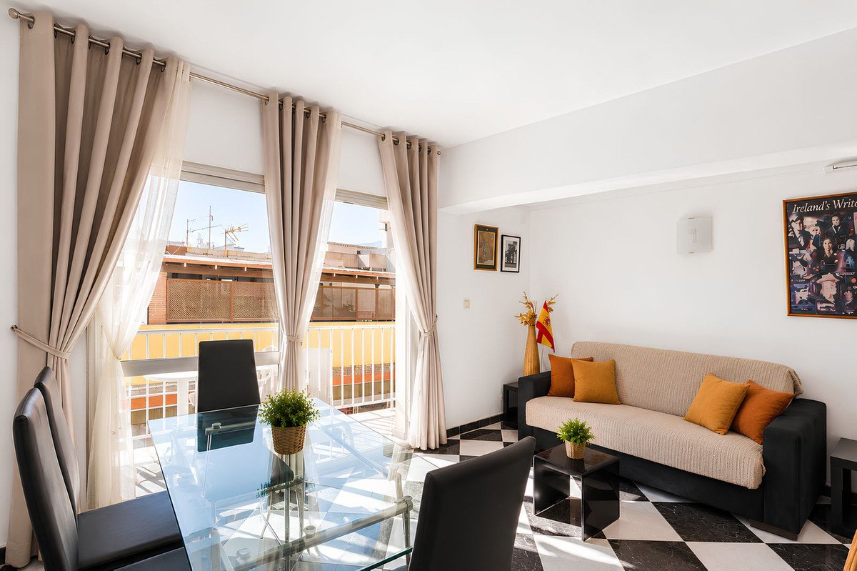 1 Bed شقة في الطابق العلوي in Fuengirola في Fuengirola, 