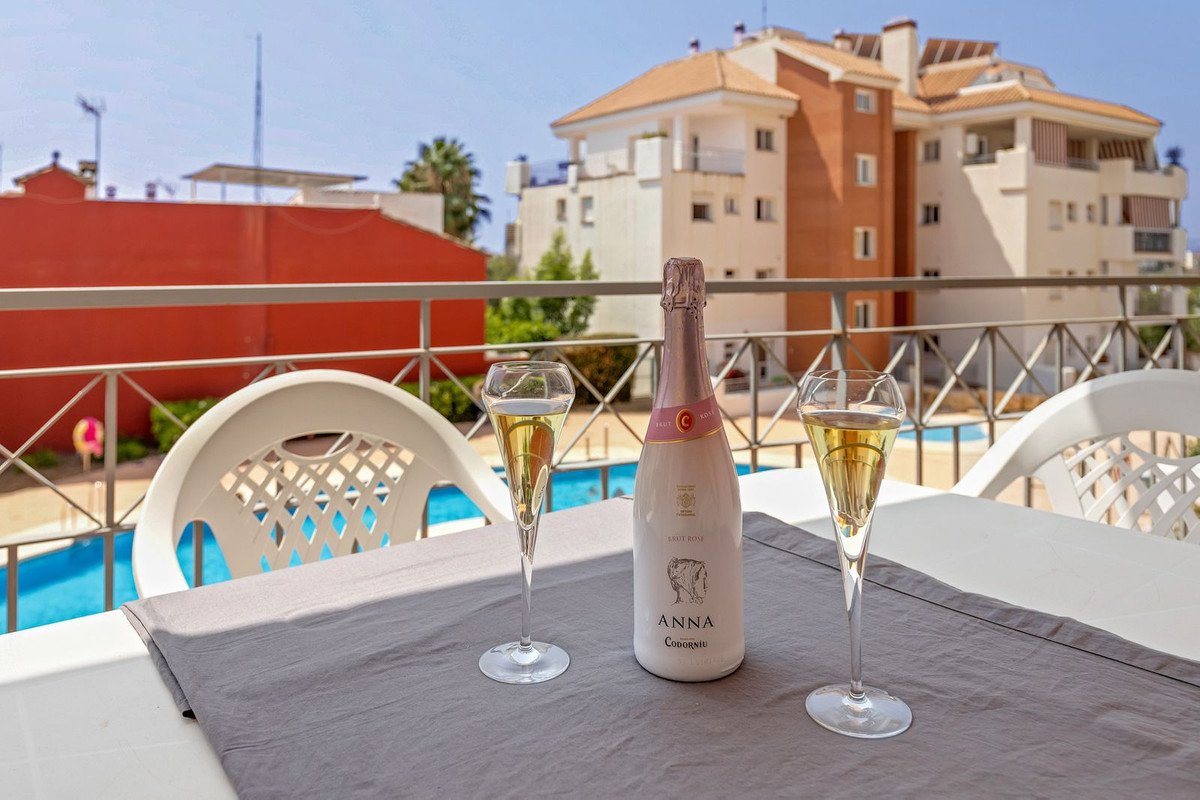 2 Bed شقة في الطابق الأوسط in Fuengirola في Fuengirola, شقة