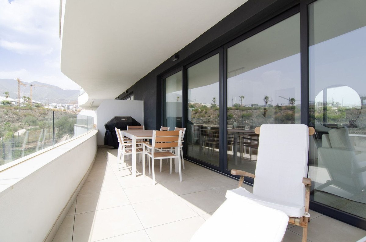 2 Bed شقة في الطابق الأوسط in Fuengirola في Fuengirola, 