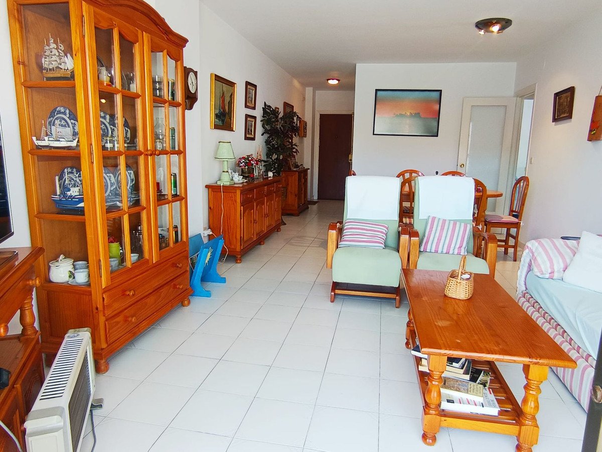 2 Bed شقة في الطابق الأوسط in Fuengirola في Fuengirola, 