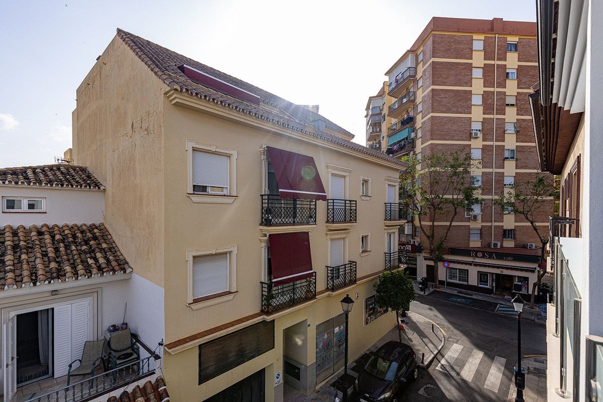 2 Bed شقة في الطابق الأوسط in Fuengirola في Fuengirola, 