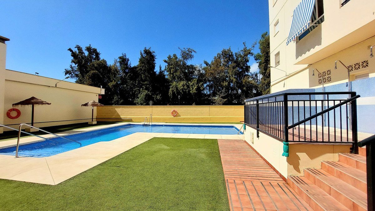 3 Bed شقة في الطابق الأوسط in Fuengirola في Fuengirola, 