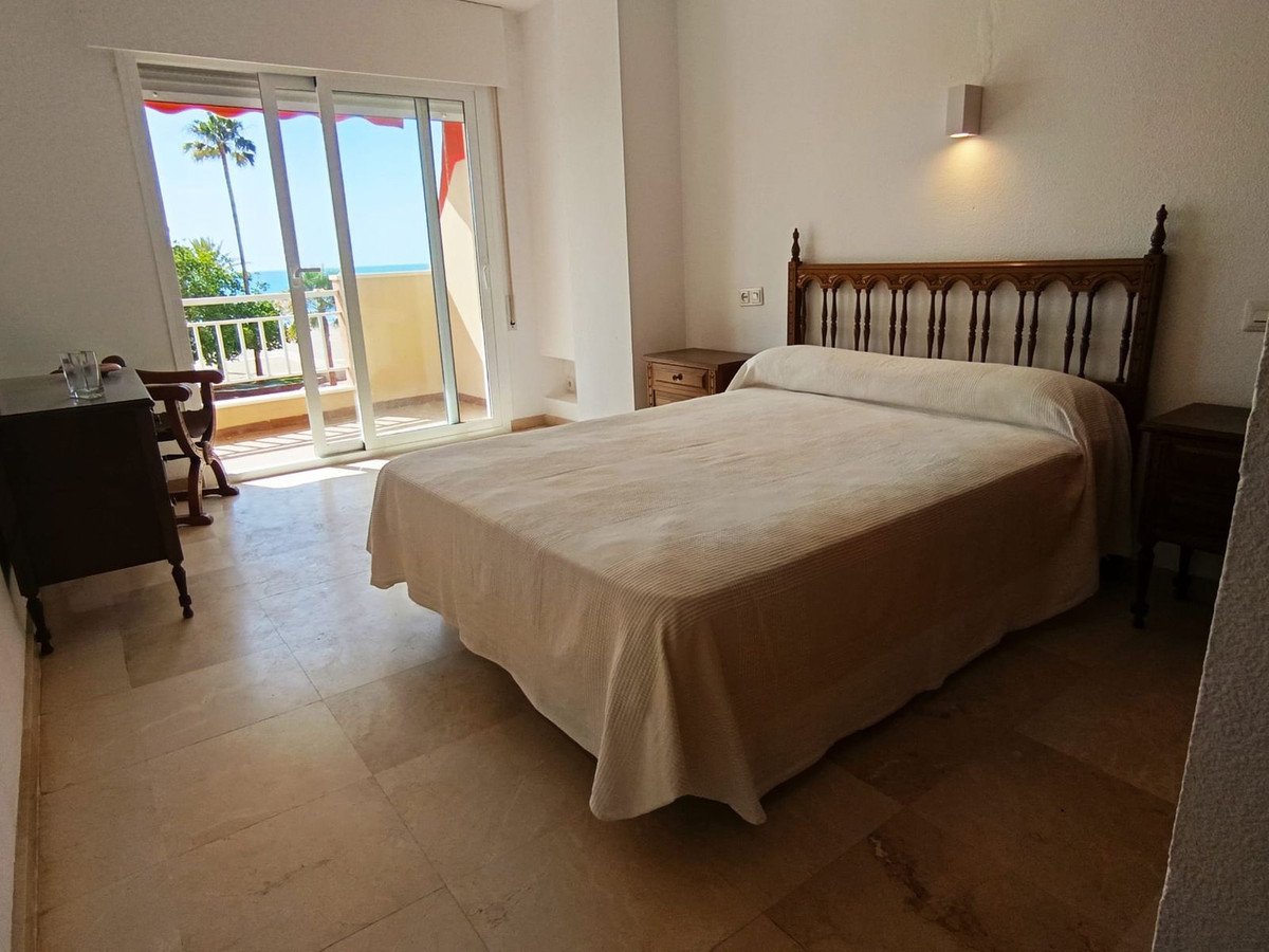 3 Bed شقة في الطابق الأوسط in Fuengirola في Fuengirola, 