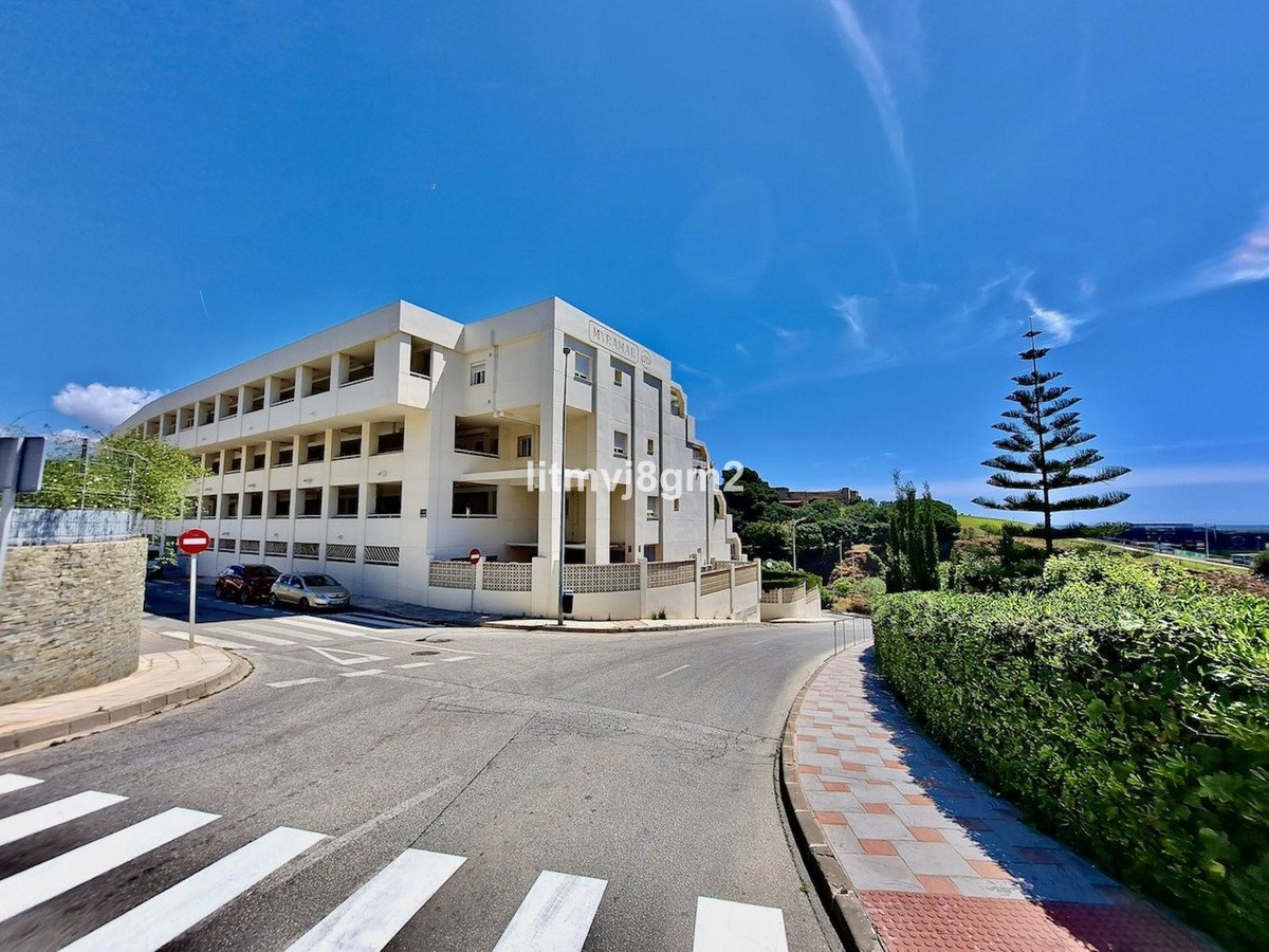 3 Bed شقة في الطابق الأوسط in Fuengirola في Fuengirola, 