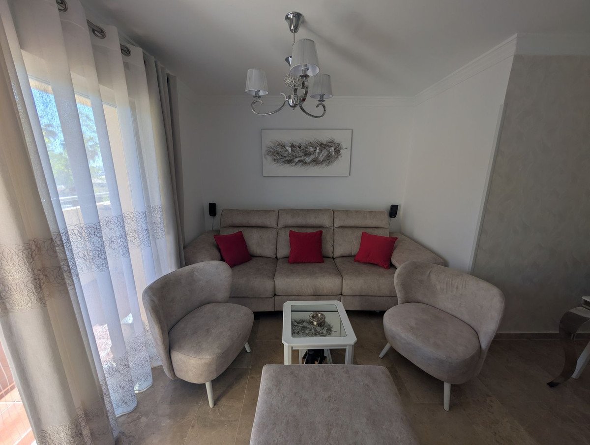 3 Bed شقة في الطابق الأوسط in Fuengirola في Fuengirola, 