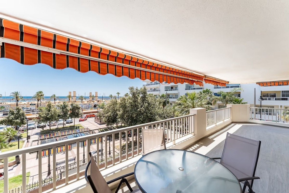 3 Bed شقة في الطابق الأوسط in Fuengirola في Fuengirola, شقة
