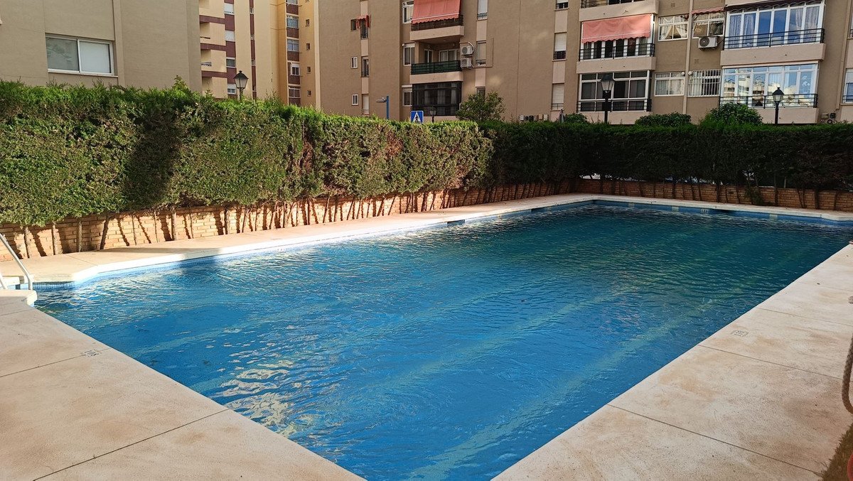 3 Bed شقة في الطابق الأوسط in Fuengirola في Fuengirola, 