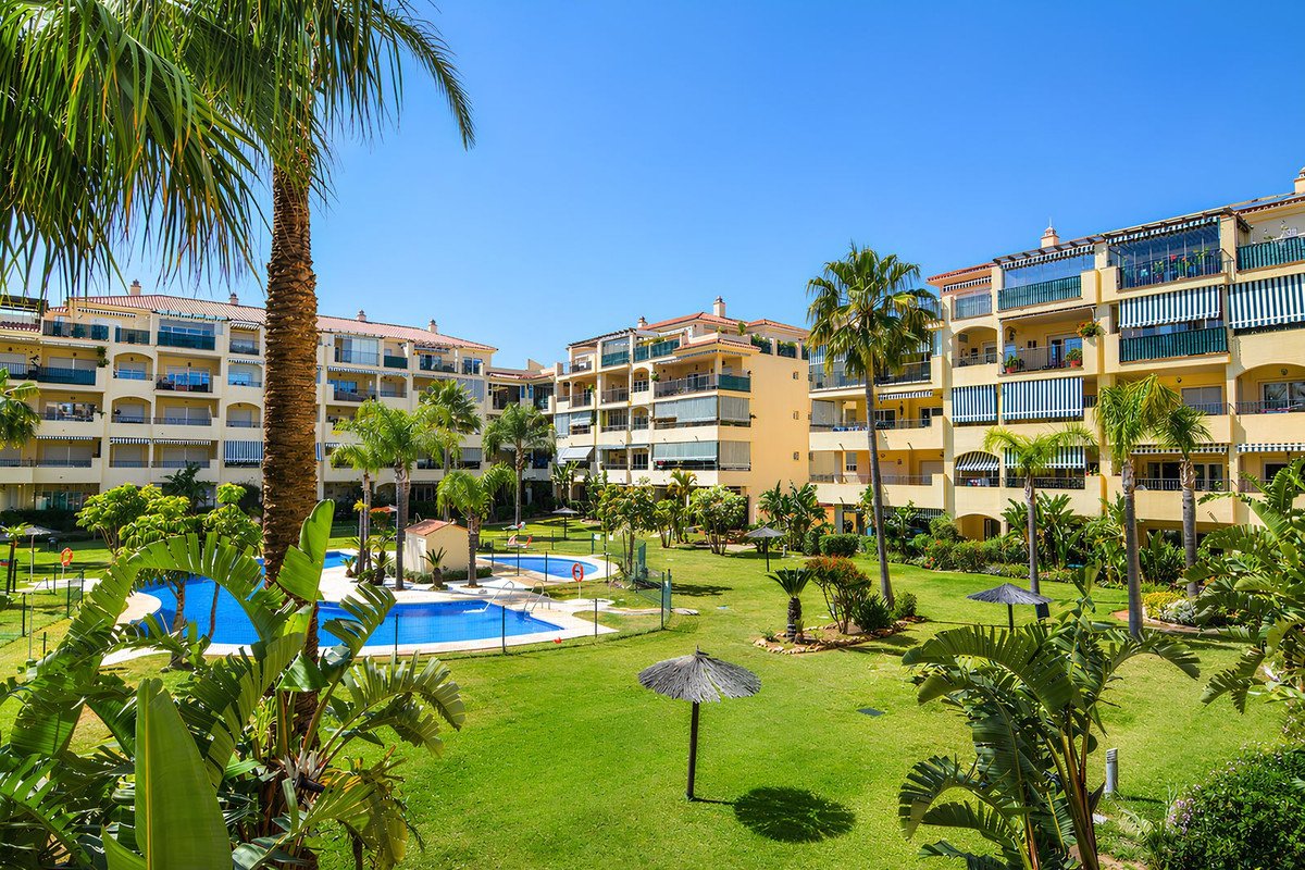 3 Bed Middle Floor Apartment in Fuengirola in Mijas Golf, 