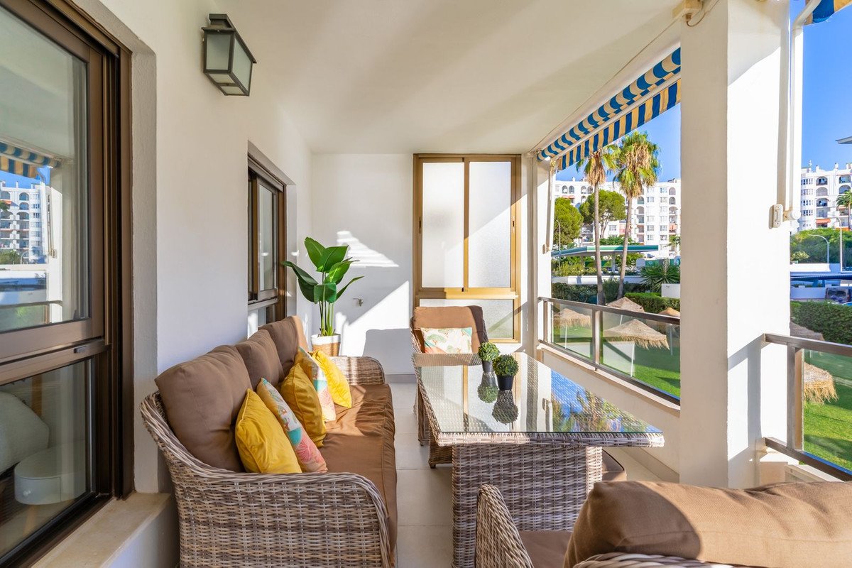 4 Bed شقة في الطابق الأوسط in Fuengirola في Fuengirola, 