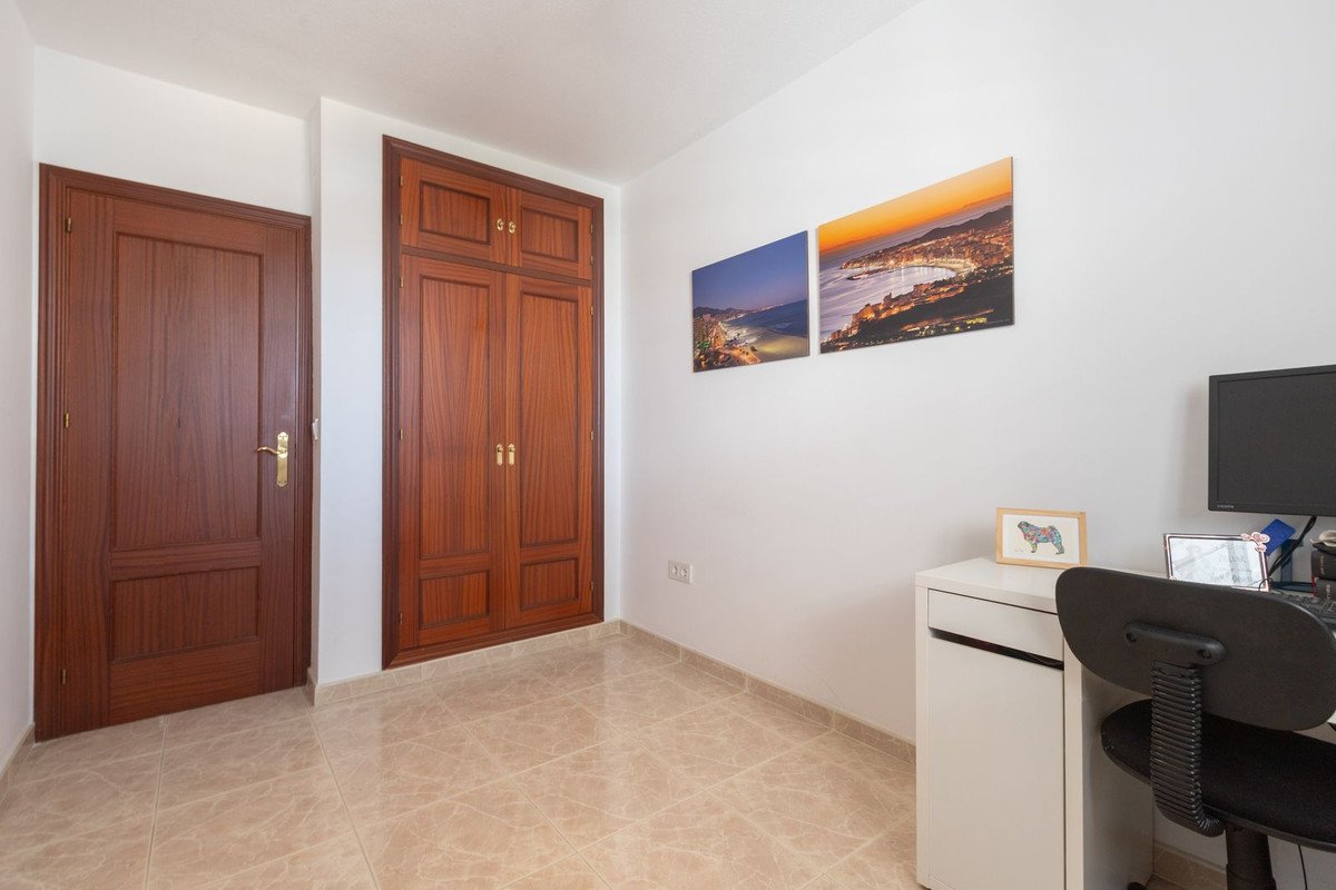 3 Bed شقة في الطابق الأوسط in Los Boliches في Los Boliches, 