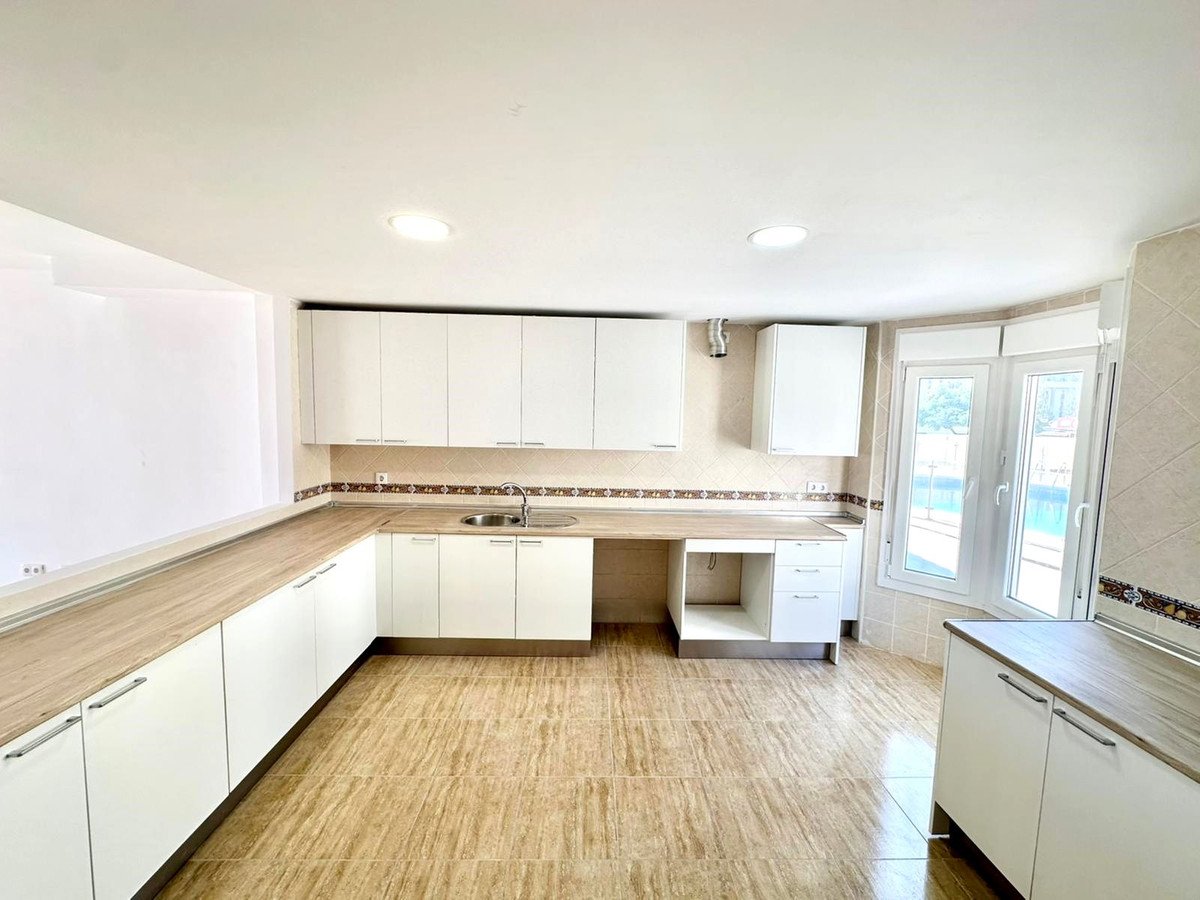4 Bed Rijtjeshuis in Los Boliches in Los Boliches, 