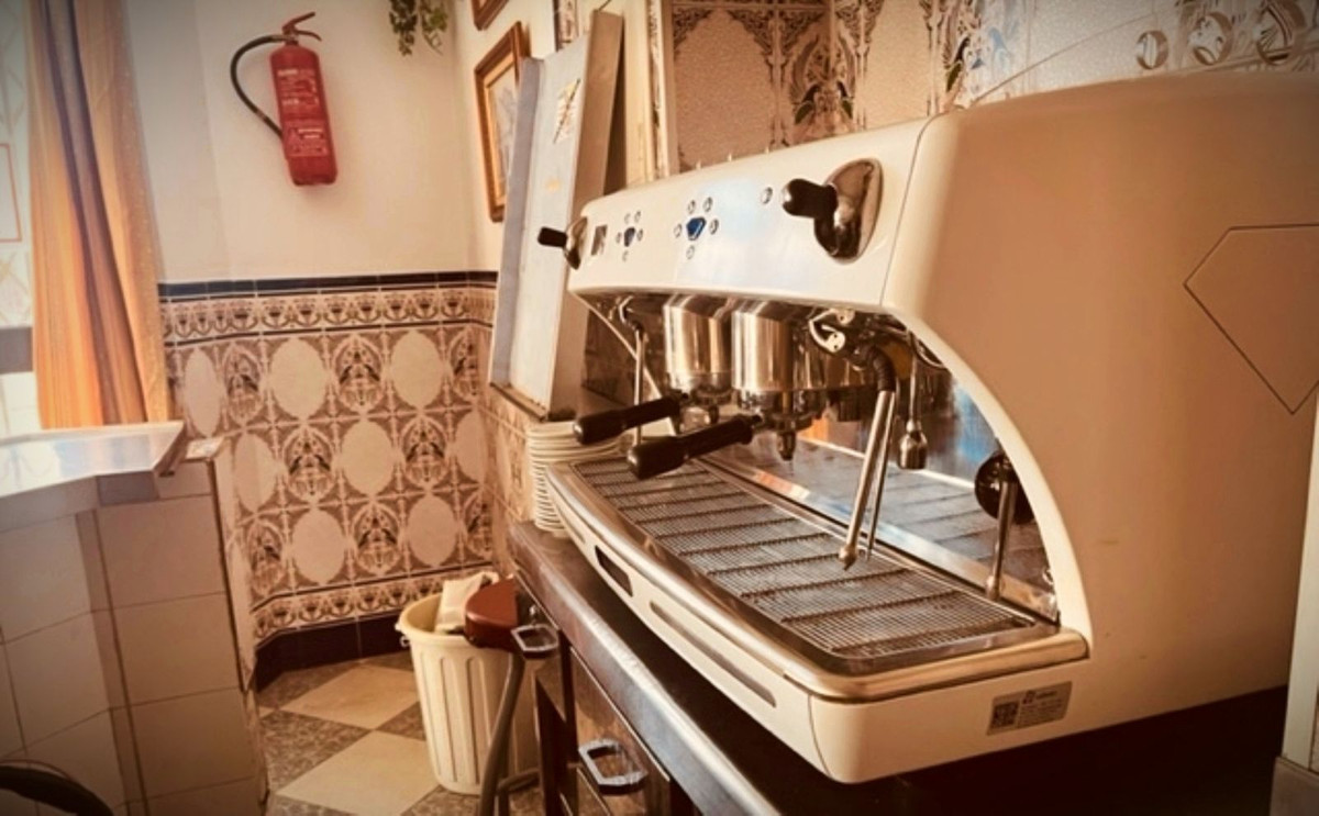 Professionele espressomachine in café met vintage tegels