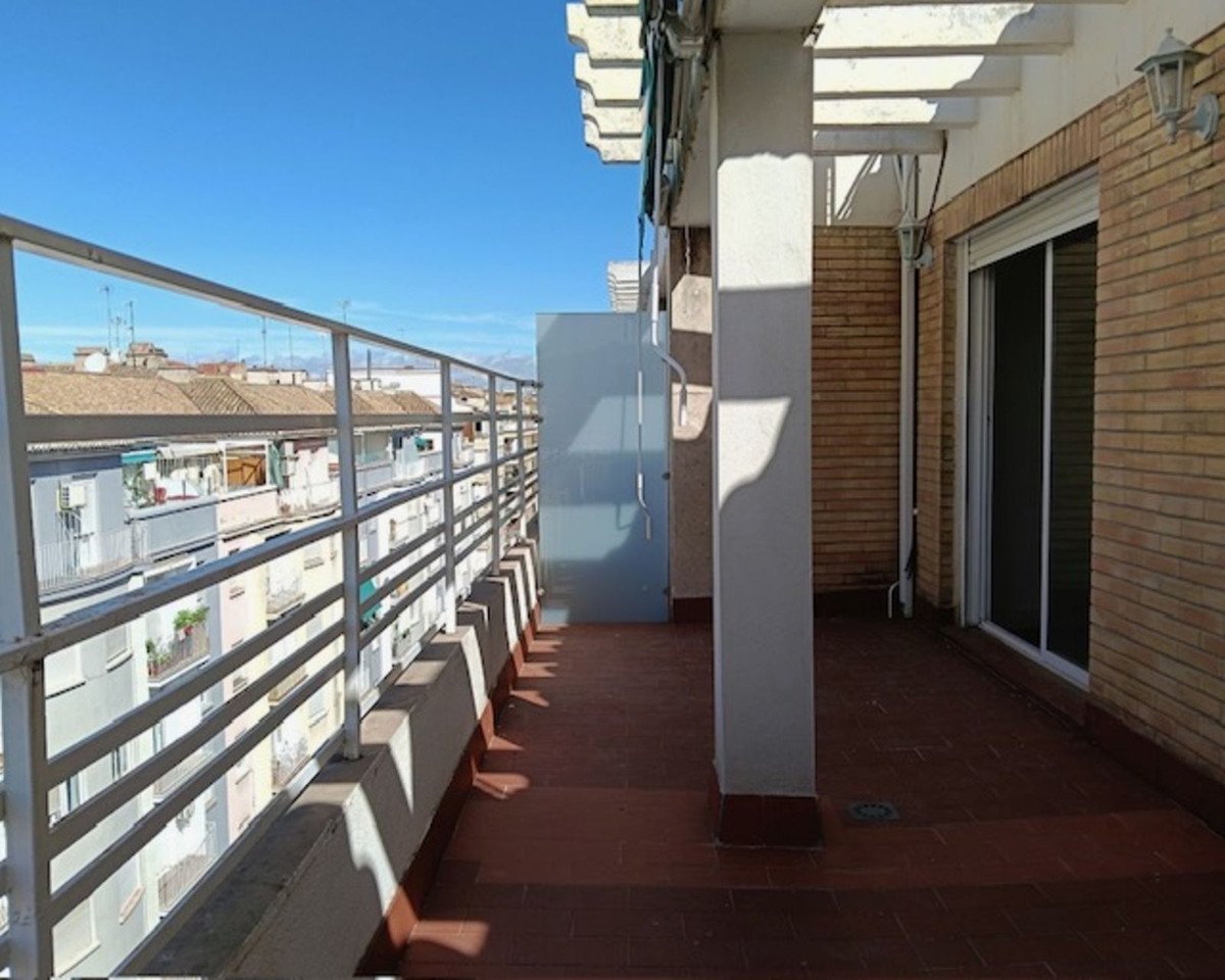 4 Bed بنتهاوس in Granada في Granada, 