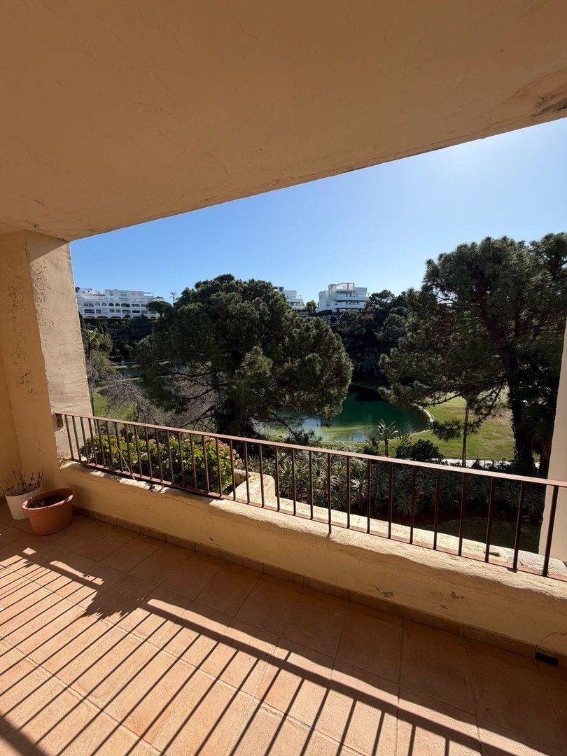 3 Bed شقة في الطابق الأوسط in Benahavís في La Quinta, شقة